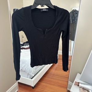 black fitted crop top. Casual. Good confition